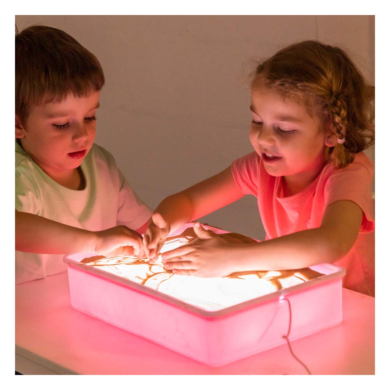 CAJA DE ACTIVIDADES SENSORIALES CON LUZ LED DE 39X27X8CM  INCLUYE SACO ARENA + RECOGEDOR + CEPILLO Y VASO DOSIFICADOR